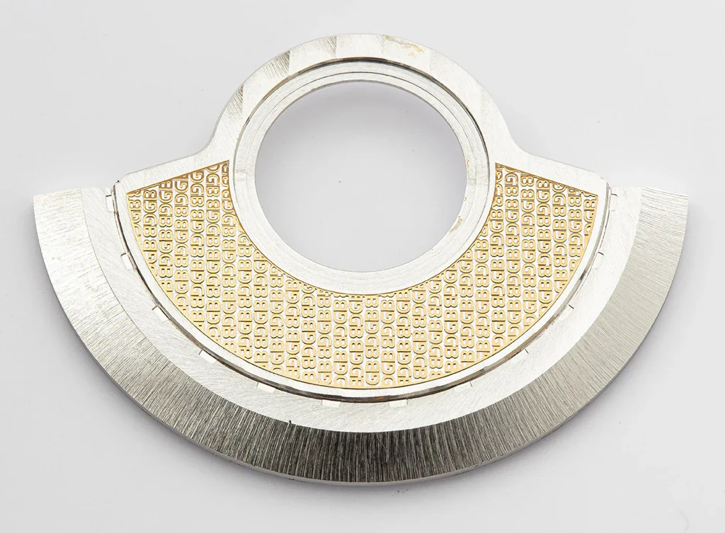 Masse oscillante avec décor doré gravé