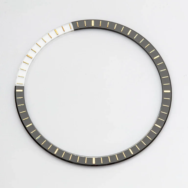 Bague de lunette en saphir avec graduations sur fond noir