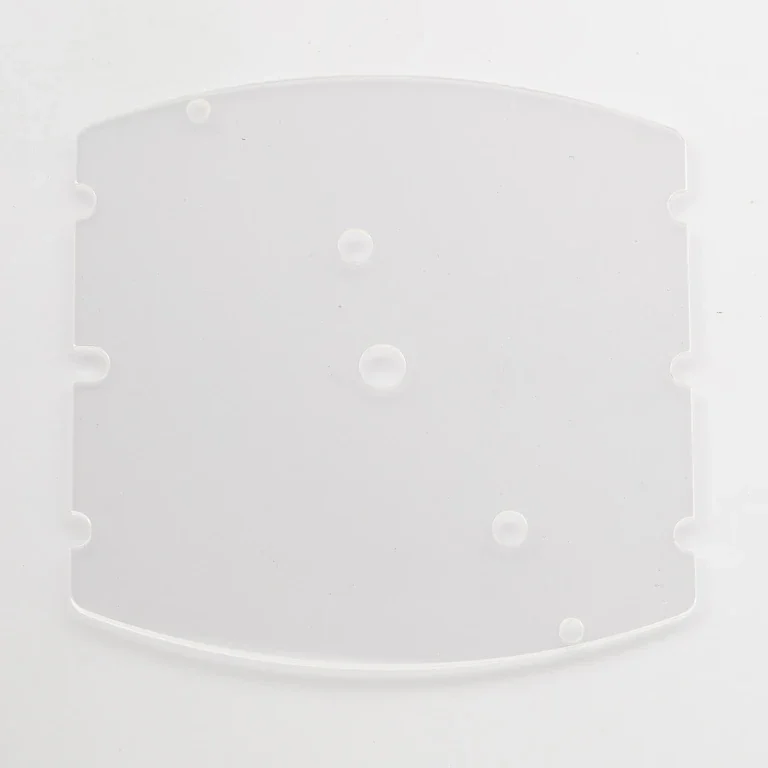 Plaque en saphir transparent de forme coussin, découpée et percée au laser