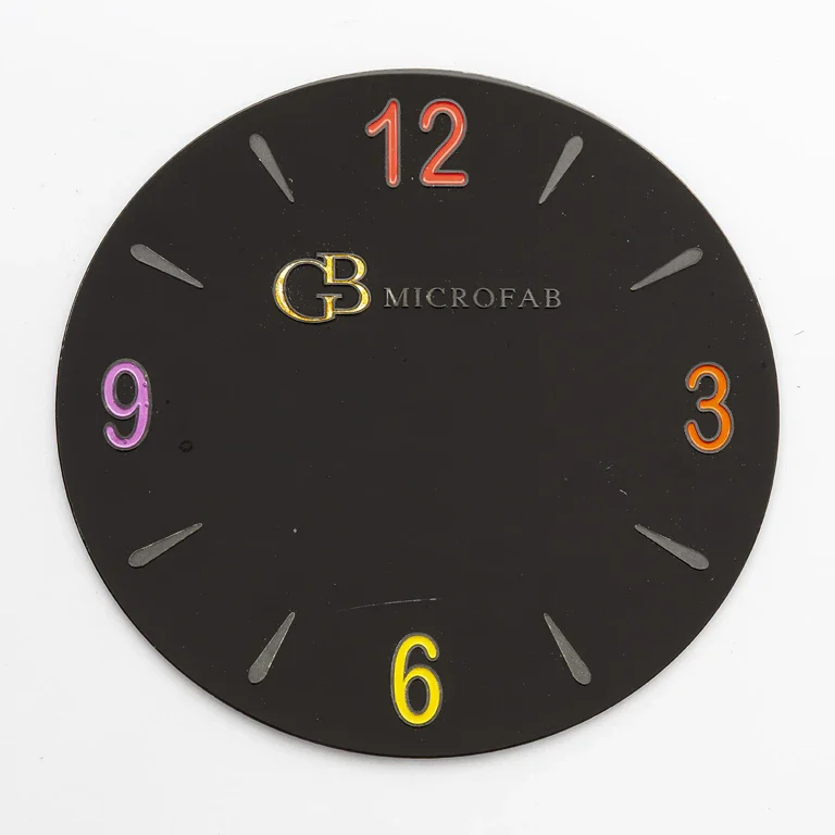 Cadran noir GB Microfab aux chiffres en vernis de couleur