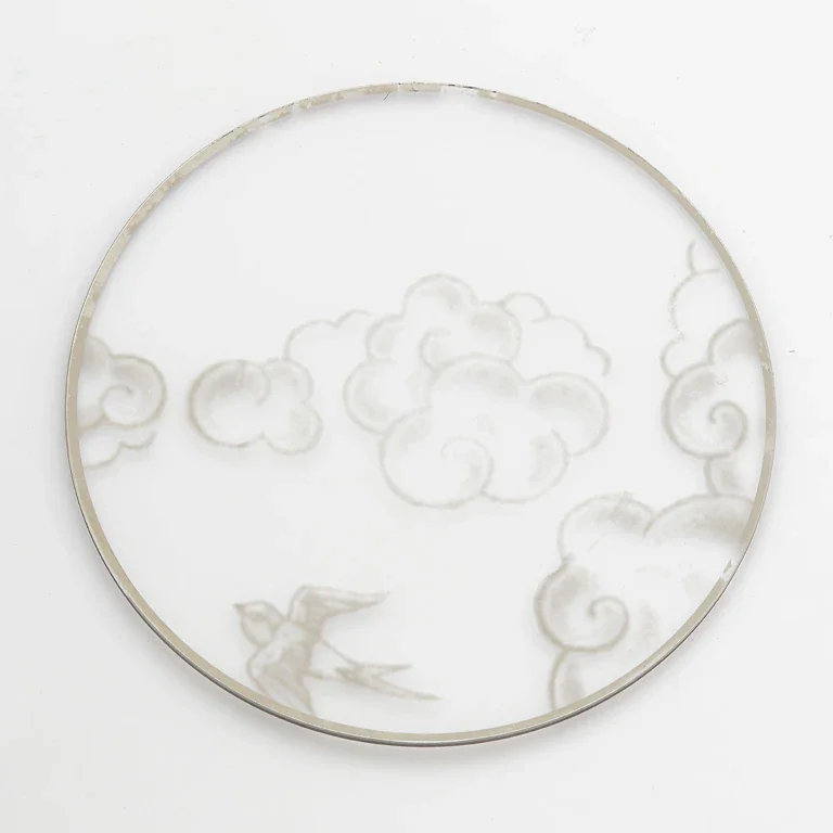 Fond de boîte en saphir orné de nuages et d'une hirondelle