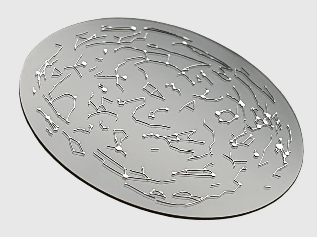 Carte du ciel en relief : constellations réalisées en croissance galvanique sur un cadran gris, vue en perspective