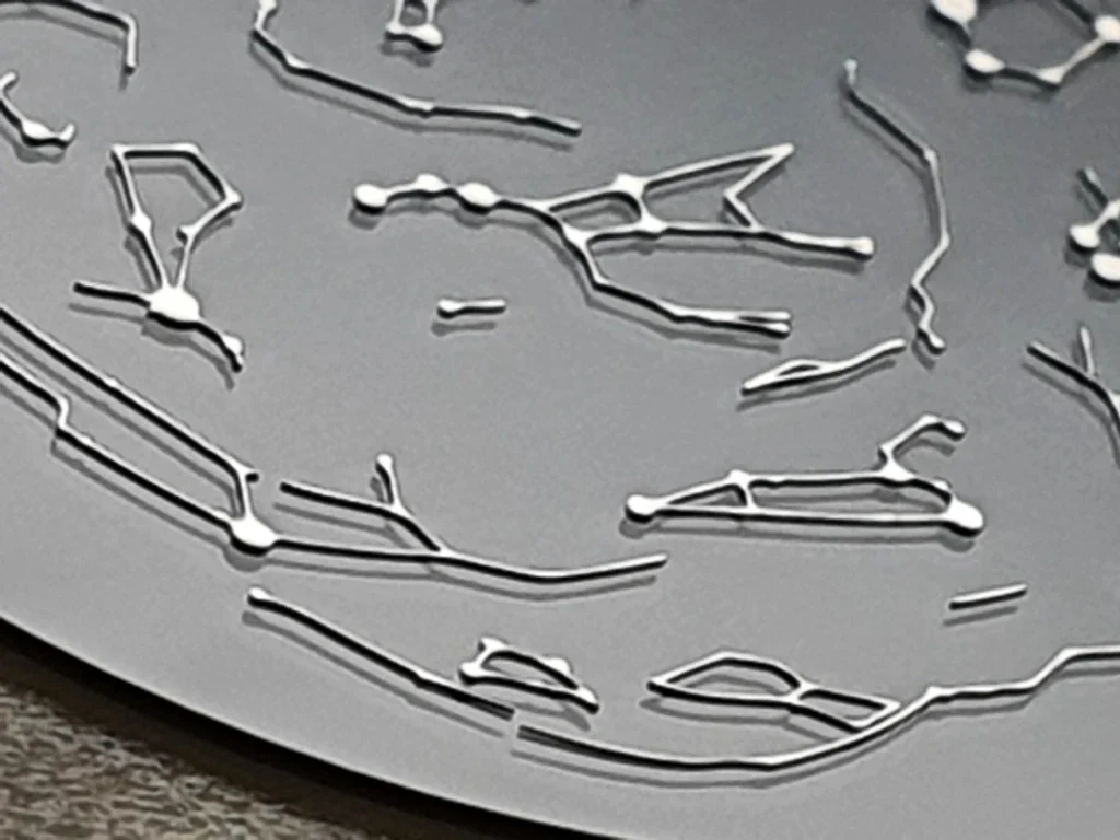Détail macro des constellations en relief obtenues par croissance galvanique