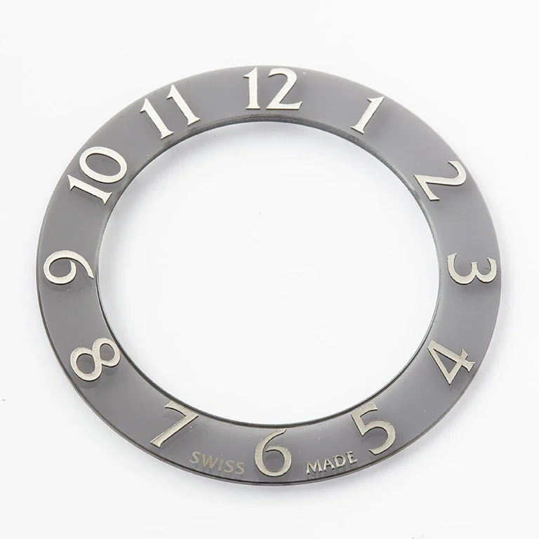 Bague de cadran grise aux chiffres en relief