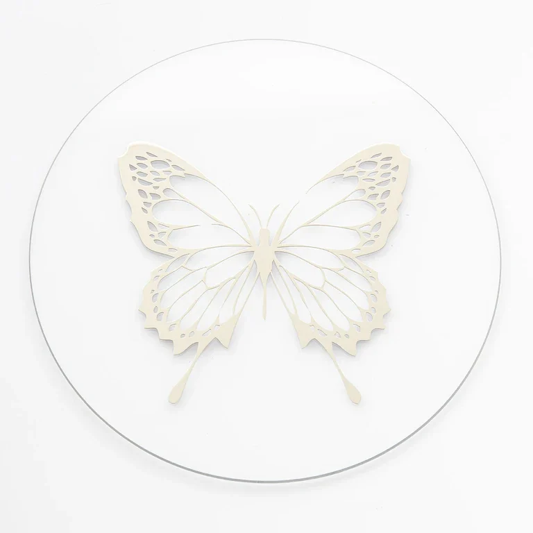 Papillon ajouré découpé au laser, posé sur un disque en saphir