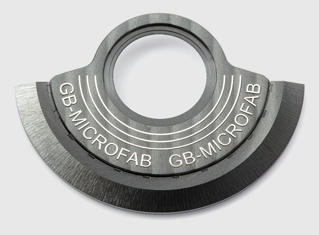 Masse oscillante noire au nom de GB Microfab en relief