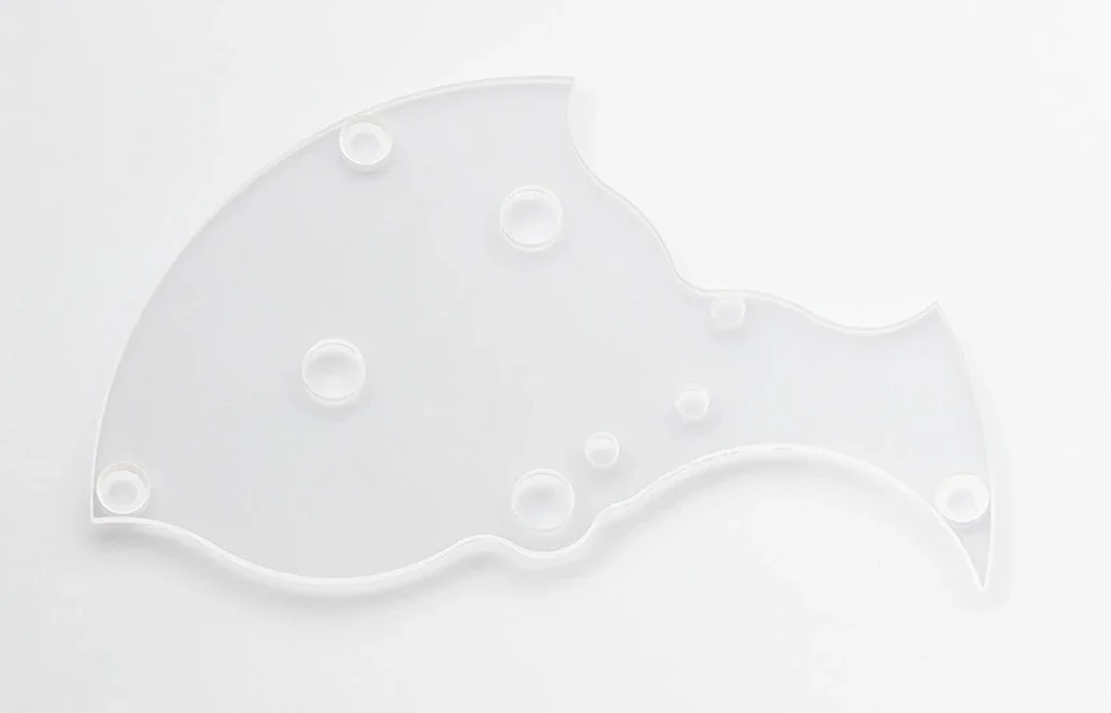 Pièce en saphir transparent découpée et percée au laser